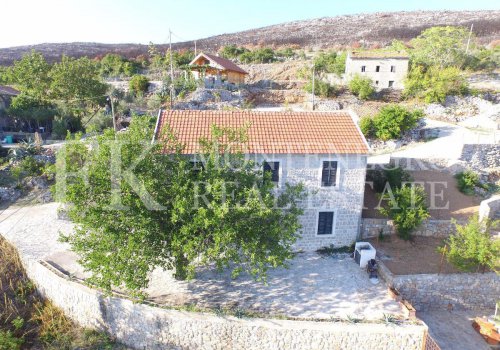 Уютный каменный дом, 160 м2, с видом на море, недалеко от Будвы в деревушке Загора-Кримовица, община Котор, Черногория.