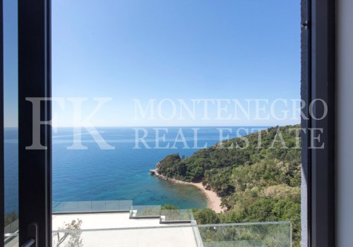 Luxury and modern villa, 336,78 m2, with swimming pool and breathtaking view of the open sea, above the Mogren Beach, in Budva, Montenegro.
