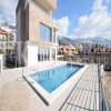 Moderna vila, 400m2 na parceli od 650m2, sa bazenom i prekrasnim pogledom na more i planine u Bečićima - Budva, Crna Gora.