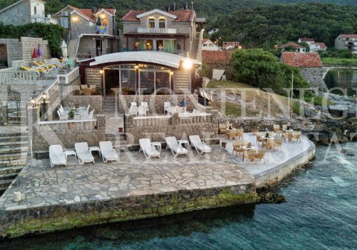 Роскошный мини отель 4* с 7 апартаментами и рестораном, 500 м2, всего в 10 м от моря и частного пляжа в поселке Биелила -Луштица, община Тиват, Черногория.