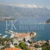 Urbanisiertes Baugrundstück in Budva, 7.188 m2, mit Panoramablick auf die Riviera von Budva und die Altstadt von Montenegro.