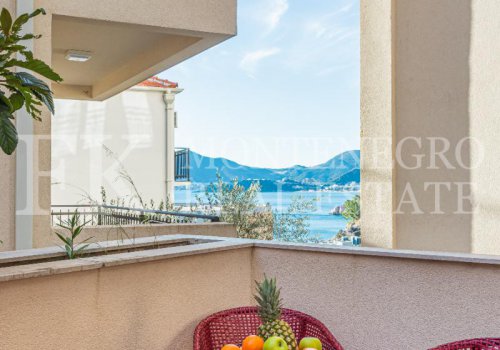 Perfekte Wohnung mit einem Schlafzimmer in Budva - Przno, 87 m2, mit eigenem Parkplatz, nur 4 Gehminuten vom Strand entfernt, in Montenegro.