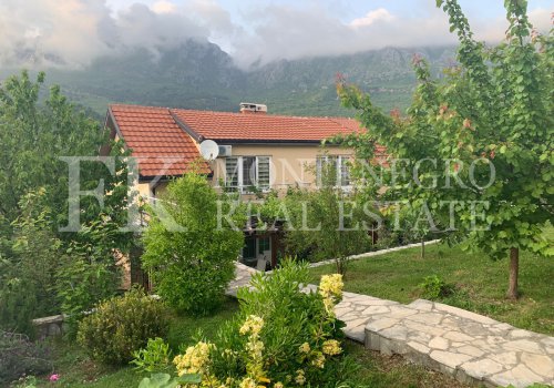 Хорошая квартира, 62м2 с гаражом и садом в Баре, жилой район Зубци, с прекрасным видом на горы.