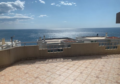 * Velika prilika! Penthaus stan od 112m² pruža zadivljujući pogled na more u Dobra Voda-Dubrava, samo 60m udaljen od plaže, s prostranom terasom, u Crnoj Gori.