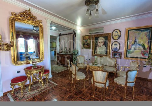 Большой дом, 458м2, расположенный в Бар-Сушань, полностью обставленный изысканной антикварной мебелью и с видом на море, в Черногории.