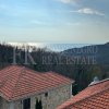 Vruća ponuda! Predivna kamenita vila od 189m2 u Bar-Zupci, dio malog, privatnog vilinskog kompleksa u Crnoj Gori. Vila ima bazen, impresivan pogled na more i okolne planine
