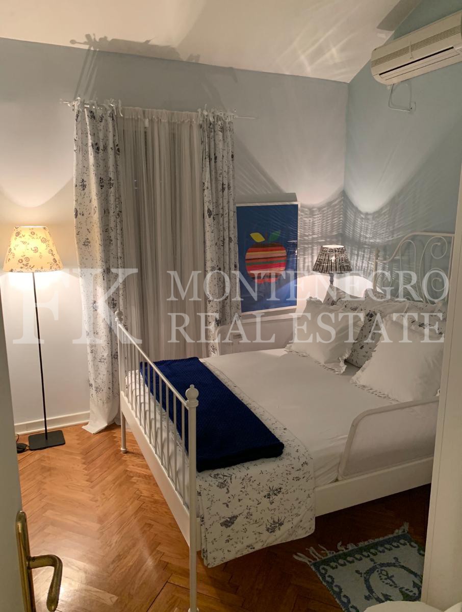 Entzückende zweistöckige Wohnung im Zentrum von Budva, 84 m2, mit