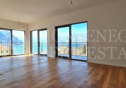 *Beautiful apartment in Kotor-Dobrota, only 200m from the sea, with a fantastic view of the Bay of Kotor, in Montenegro.
