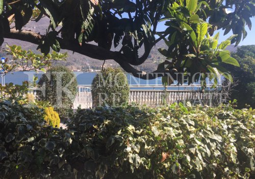 Romantisches Haus, 153 m2, direkt am Meer, mit schönem Garten, in Kamenari, Herceg Novi, Montenegro.