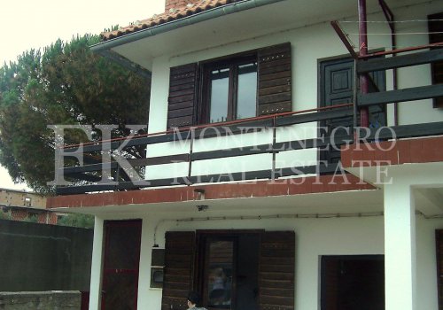 Cимпатичный дом, 240 м2, Рованац - Луштица, община Хергец Нови, Черногория, недалеко от знаменитого пляжа Жаница.