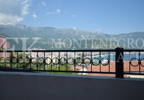 Prostran trosoban stan, 118 m2, sa lijepim panoramskim pogledom na grad i more u Budvi, Crna Gora.