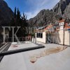 Nova kuća sa 7 stanova, 900m2 sa zemljištem od 1360m2, samo minut od plaže, Orahovac, opština Kotor, Crna Gora.