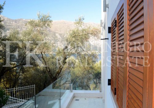 *Moderna luksuzna vila, 585m2 na placu od 440m2, samo 50m do plaže, Stoliv, opština Kotor, Crna Gora.