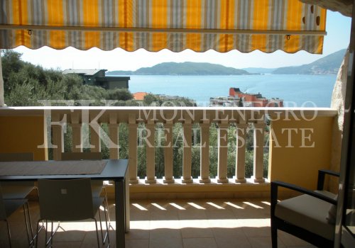 Odličan, kompletno opremljen apartman, 64 m2, samo 100m od plaže u Pržnu, opština Budva, Crna Gora.