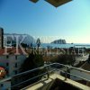 Luxus-Wohnung, 73m2, mit einer großen Terrasse, 100 m vom Meer mit einer schönen Aussicht auf das Meer in Budva, Montenegro.