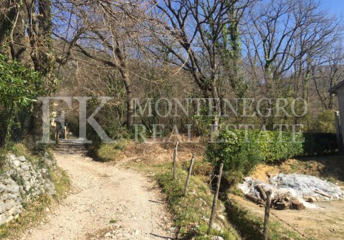 Baugrundstück, 2.000 m2, bebaubar mit zwei Häuser, in einer sehr ruhigen und ruhigen Gegend in Lastva, in der Nähe von Budva, Gemeinde Kotor, Montenegro.