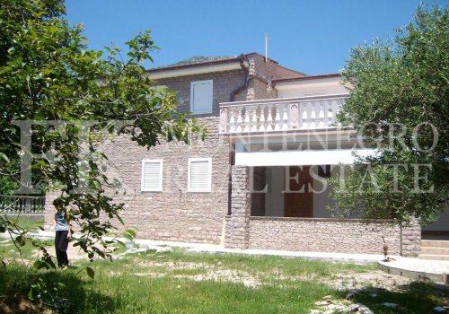 Magnificent stone villa in Bar-Susanj, 293m2 on a plot of 1640m2, 750m from the city beach, Montenegro.