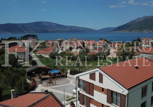 Новая, меблированная квартира дуплекс в Тивате, 89м2, с видом на море, 150м до моря, Черногория.