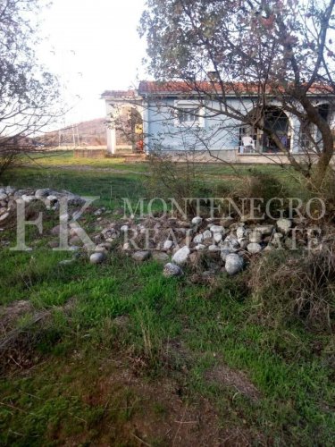 Nice house,156 m2, along the banks of the Moraca river, on the outskirts of Podgorica, on a plot of 2156 m2, in Montenegro.