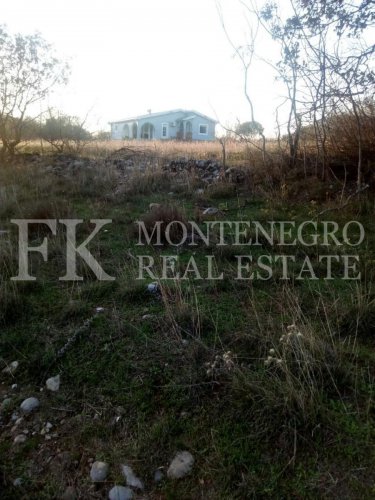 Nice house,156 m2, along the banks of the Moraca river, on the outskirts of Podgorica, on a plot of 2156 m2, in Montenegro.