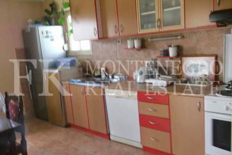 Nice house,156 m2, along the banks of the Moraca river, on the outskirts of Podgorica, on a plot of 2156 m2, in Montenegro.