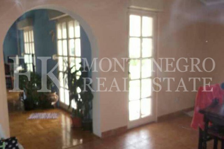 Nice house,156 m2, along the banks of the Moraca river, on the outskirts of Podgorica, on a plot of 2156 m2, in Montenegro.