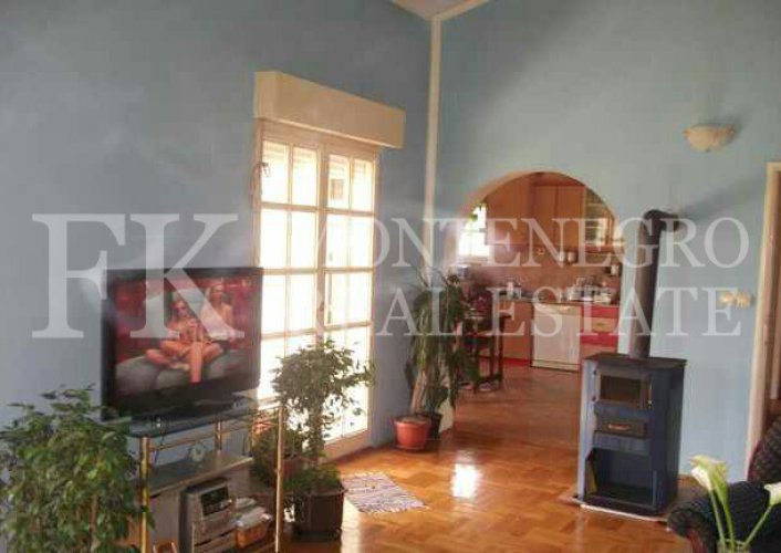 Nice house,156 m2, along the banks of the Moraca river, on the outskirts of Podgorica, on a plot of 2156 m2, in Montenegro.