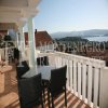 Spektakularna, kompletno namještena vila u Tivtu, 570m2, sa lijepim pogledom na more sa svakog sprata, 500m od plaže, Crna Gora.