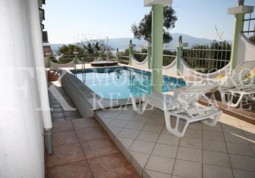 Spektakuläres, möbliertes Gästehaus in Tivat, 570 m2, mit schönem Meerblick von jeder Etage, 500 m vom Strand entfernt, in Montenegro.