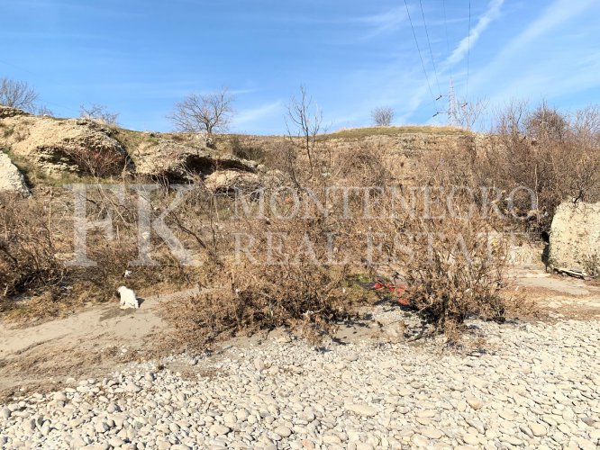 Nice house,156 m2, along the banks of the Moraca river, on the outskirts of Podgorica, on a plot of 2156 m2, in Montenegro.