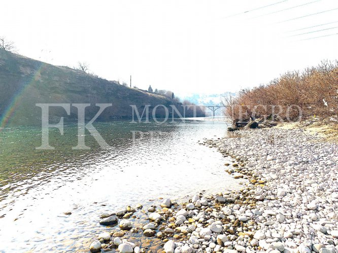 Nice house,156 m2, along the banks of the Moraca river, on the outskirts of Podgorica, on a plot of 2156 m2, in Montenegro.