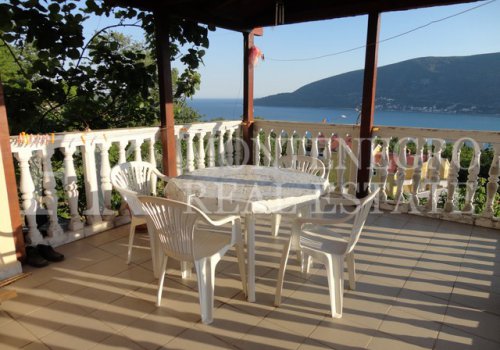 Отличный дом в Херцег-Нови, 240м2, с прекрасным видом на море, в 600 м от моря, Черногория.
