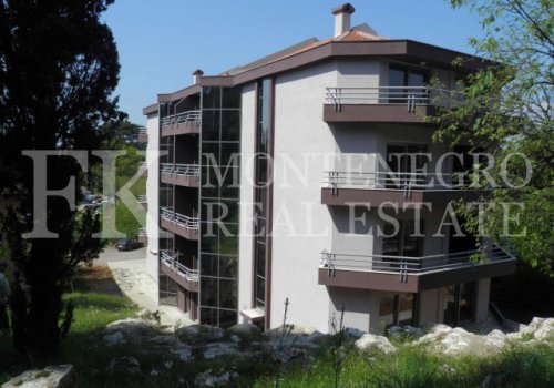 Luxury furnished three-bedroom apartment, 136 m2, in a new building in a forest park in the center of Podgorica, Montenegro.