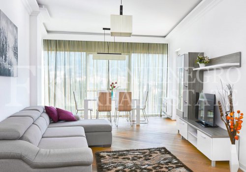 Sjajan jednosoban stan u Budvi, 63 m2, samo 50m od plaže, Crna Gora.