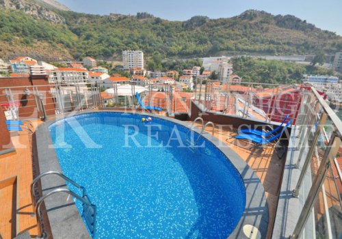 *Комфортабельный двухэтажный пентхаус с бассейном в Рафаиловичи, 271 м2, в минуте от набережной, община Будва, Черногория.