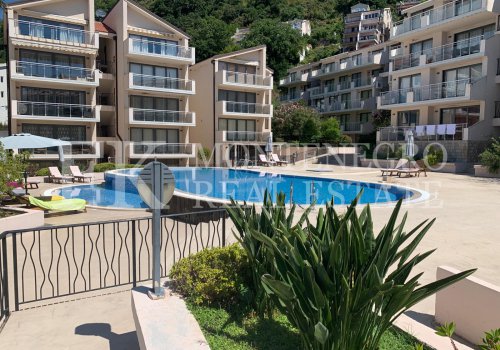 Трехкомнатная квартира, 77м2, с бассейном, в курортном комплексе над Пржно, община Будва, Черногория.