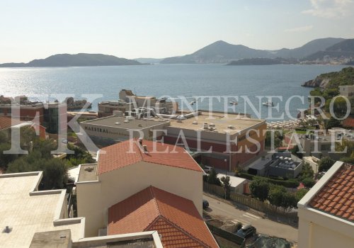 Penthouse mit einer großen Terrasse in Przno, 136 m2, mit Blick auf das Meer, 3 Gehminuten vom Strand entfernt, Gemeinde Budva, Montenegro.