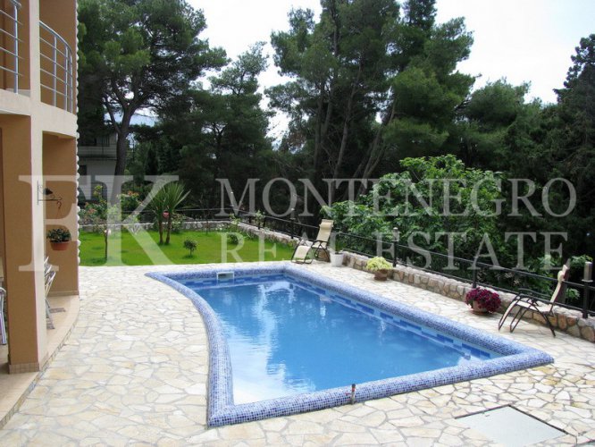 Just 150m from the beach.Three-storey villa in Bar - Green Belt, 420m2 on a plot of 680m2, with fabulous sea and mountain views, Montenegro.