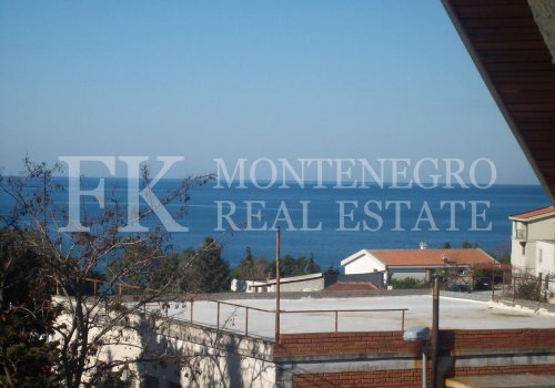 Simple family house house of 564 m2 and a small house of 40m2 in the center of Bar, only 150m from the sea, Montenegro.