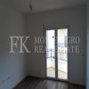 Neue Wohnung mit zwei Schlafzimmern in einem neuen Wohngebäude in Budva, 71 m², 15 Gehminuten vom Strand entfernt, in Montenegro.