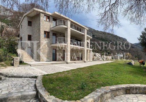 *Seoska vila, 463m2, iznad Buljarice, sa fantastičnim pogledom na more i ogromnim zemljištem sa potokom i vodopadom, Crna Gora.