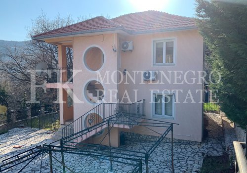 *Дом с двумя квартирами, 111м2, с видом на море и большим огороженным садом, за городом Сутоморе, Черногория.