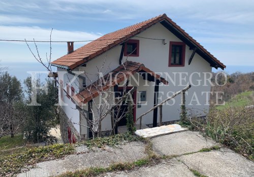 *Уникальное расположение! Дом над Петровацем, 193м2, в тихом районе с прекрасным панорамным видом на открытое море в Черногории.   