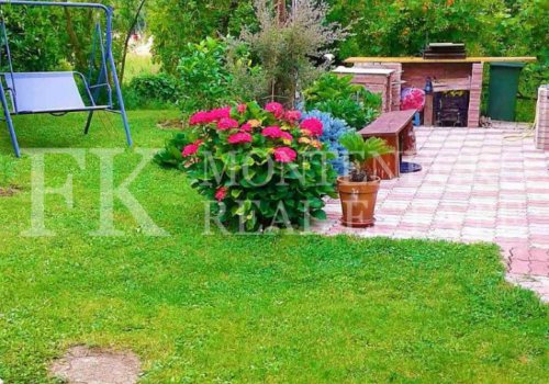*Zelena oaza za dobar osjećaj! Kuća u Baru - Polje, 120 m2, sa prekrasnom baštom od 580m2 i odvojenom drvenom kućom sa saunom, u Crnoj Gori.