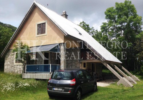 Дом в горах в местечке Дубовик, 100м2, возле национального парка Ловчен в общине Цетинье, Черногория.