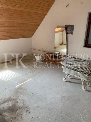 Mountain house in Dubovik, 100m2, near the Lovcen National Park in Cetinje Municipality, Montenegro.