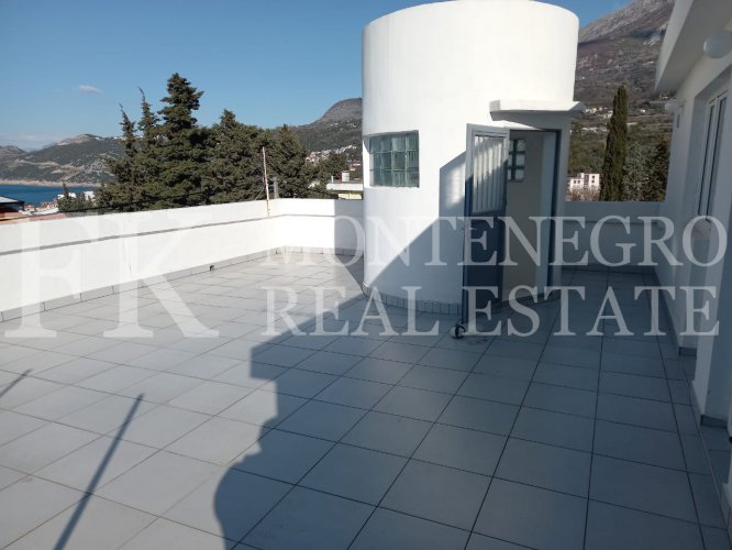 Rare offer! Representative Villa, 200m2, in Dobra Voda, only 550m away from the sea, with a sea view and a huge garden, in Montenegro.