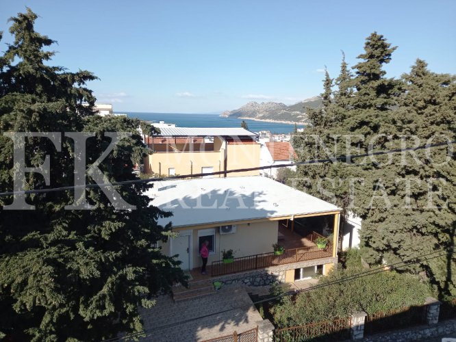 Rare offer! Representative Villa, 200m2, in Dobra Voda, only 550m away from the sea, with a sea view and a huge garden, in Montenegro.
