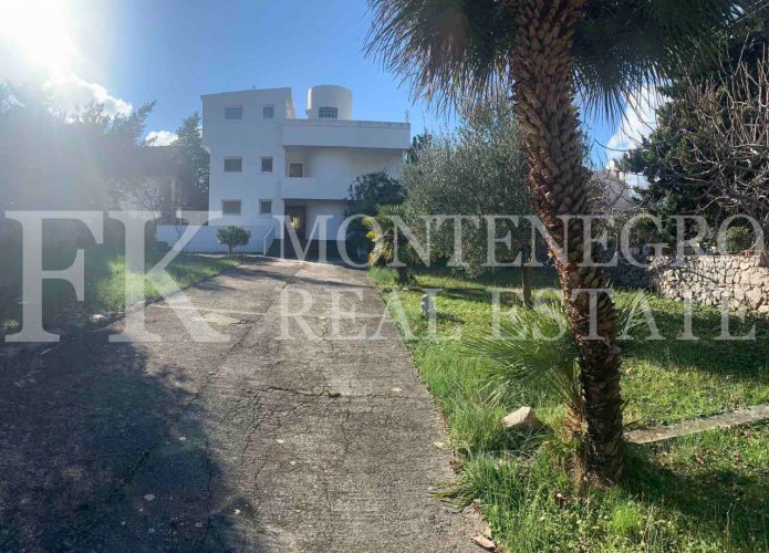 Rare offer! Representative Villa, 200m2, in Dobra Voda, only 550m away from the sea, with a sea view and a huge garden, in Montenegro.