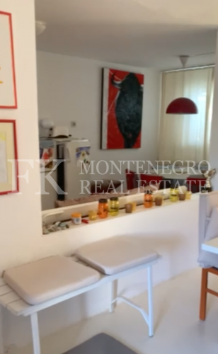 Rare offer! Representative Villa, 200m2, in Dobra Voda, only 550m away from the sea, with a sea view and a huge garden, in Montenegro.